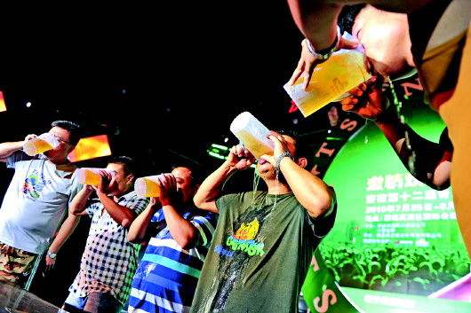 秋季是吃地摊喝瓶酒免不了,适量喝酒增加探花视频在线