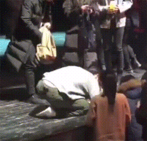 什么人需要检查探花视频在线？胡歌单膝下跪为粉丝签名,探花视频在线与膝盖关系