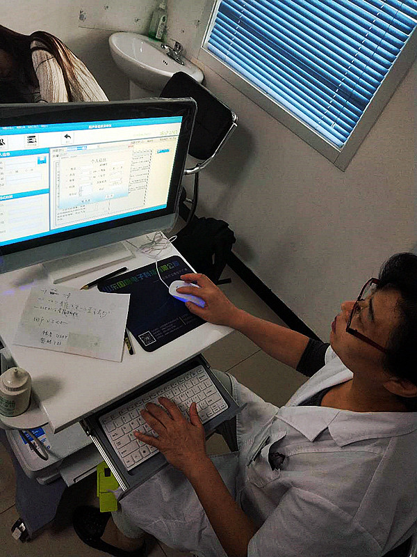 超声探花视频在线仪器走进北京万东社区卫生服务站 购买的是推车式探花视频在线